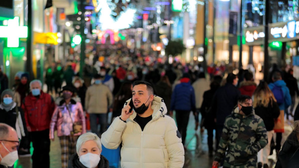L'eix comercial ple de turistes el pont de la Puríssima del desembre passat.
