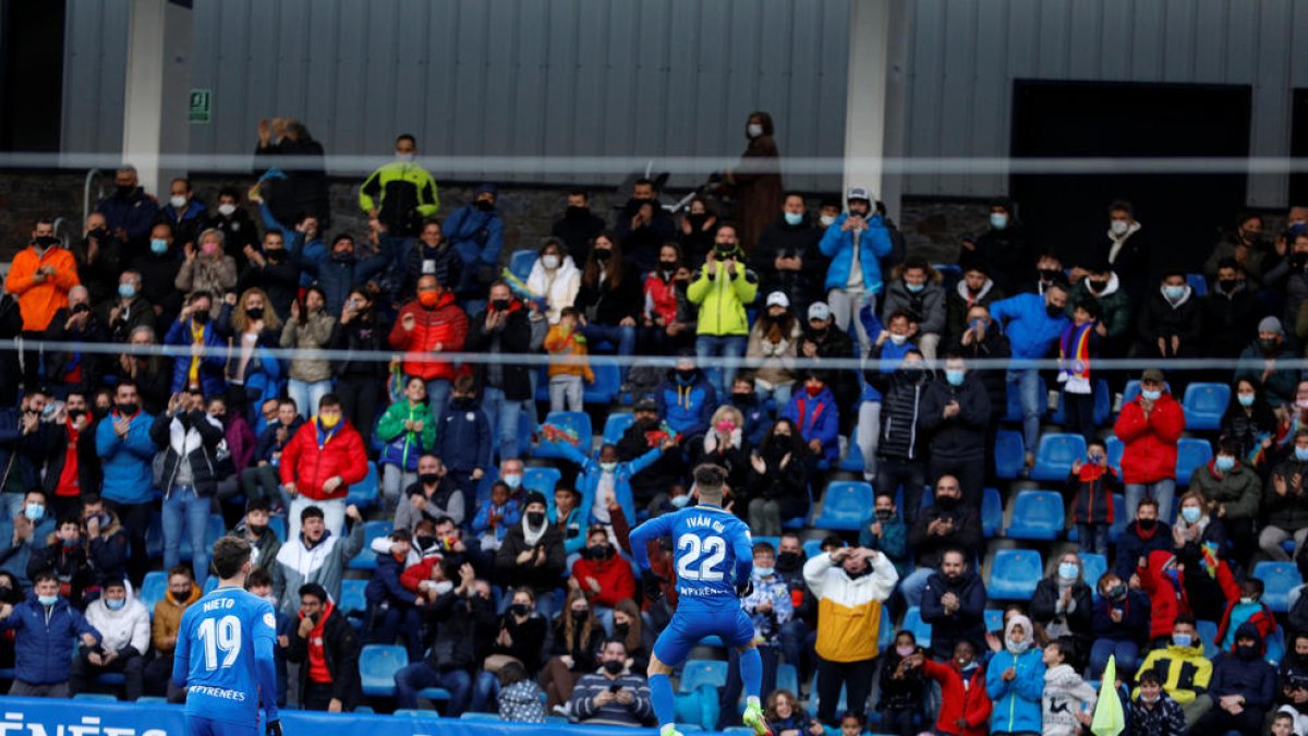 Ivan Gil celebra el 2-0 davant de la tribuna gairebé plena de l'Estadi Nacional.