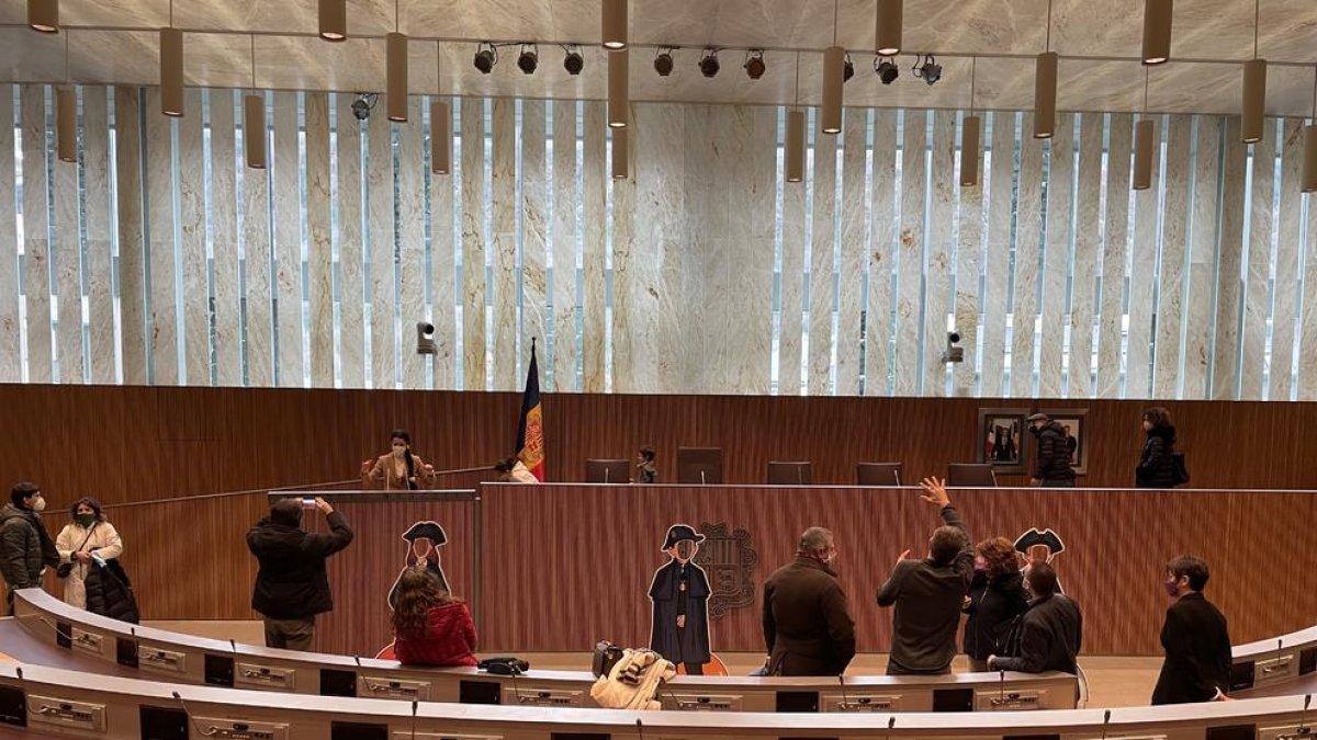 Visitants fotografiant l'Hemicicle del nou Consell.