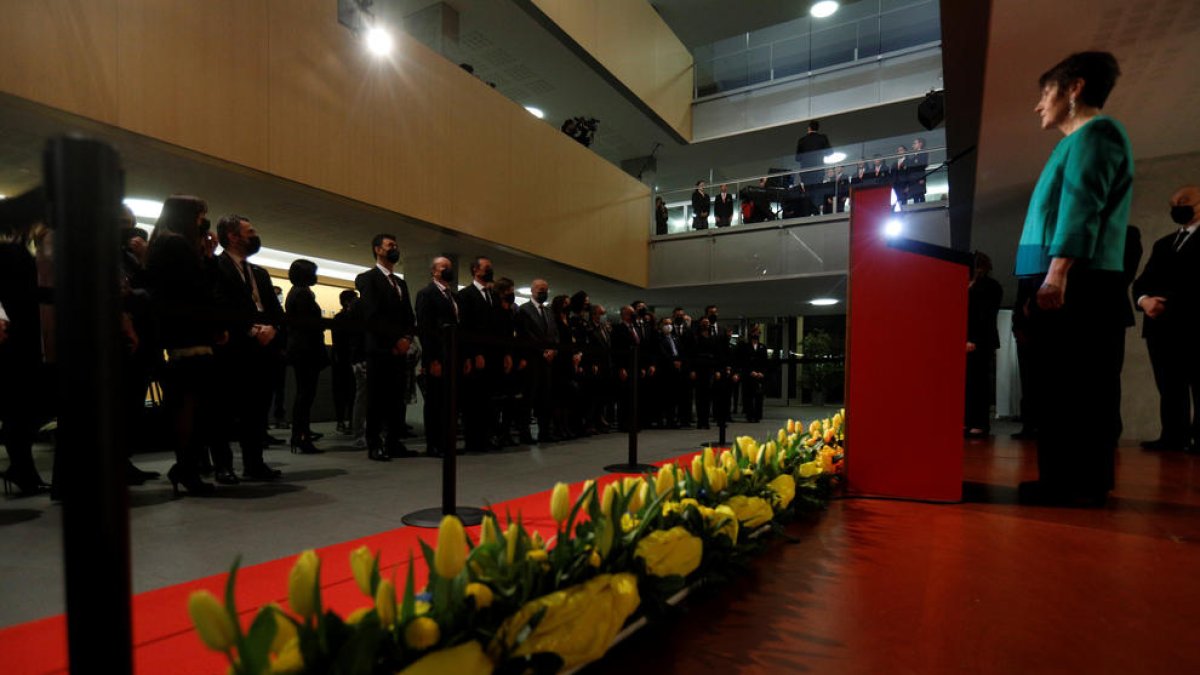 La síndica general i les autoritats a l'acte per celebrar el 29è aniversari de la Constitució.