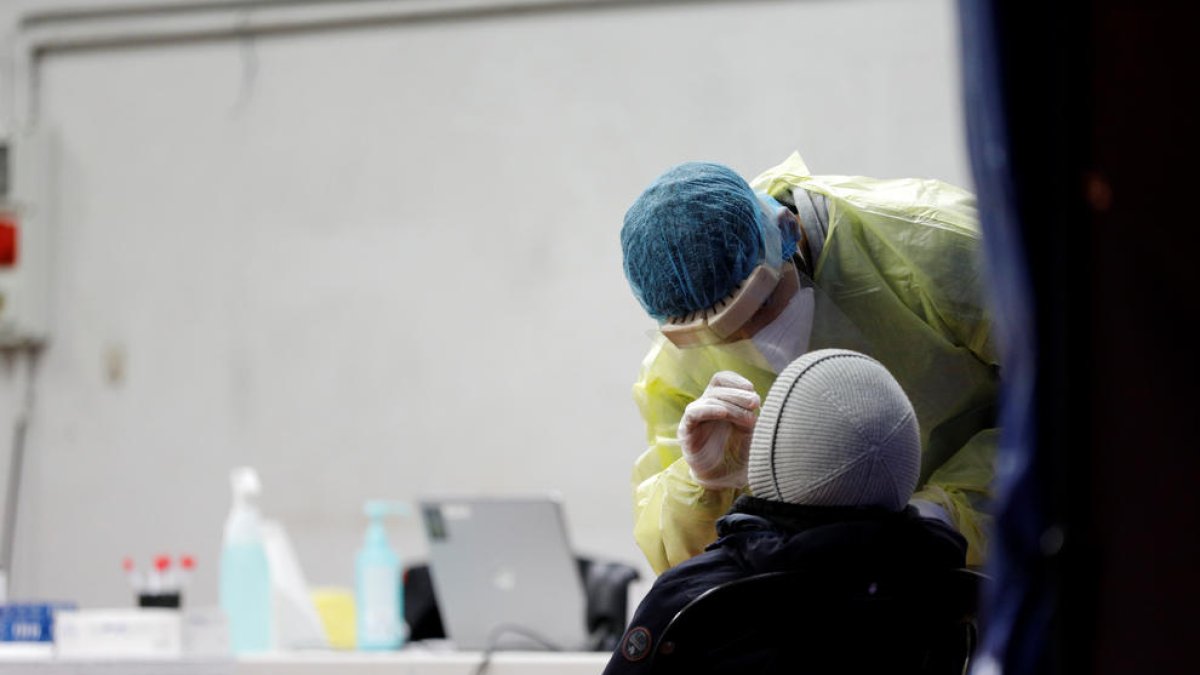 Tres mil mostres estaven encara pendents d'analitzar ahir al migdia