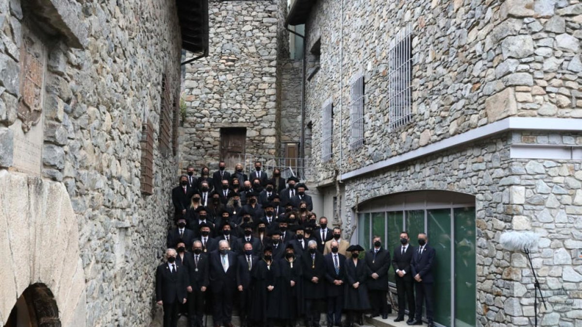 Els consellers generals i els membres del Govern en la tradicional fotografia a les escales de Casa de la Vall.