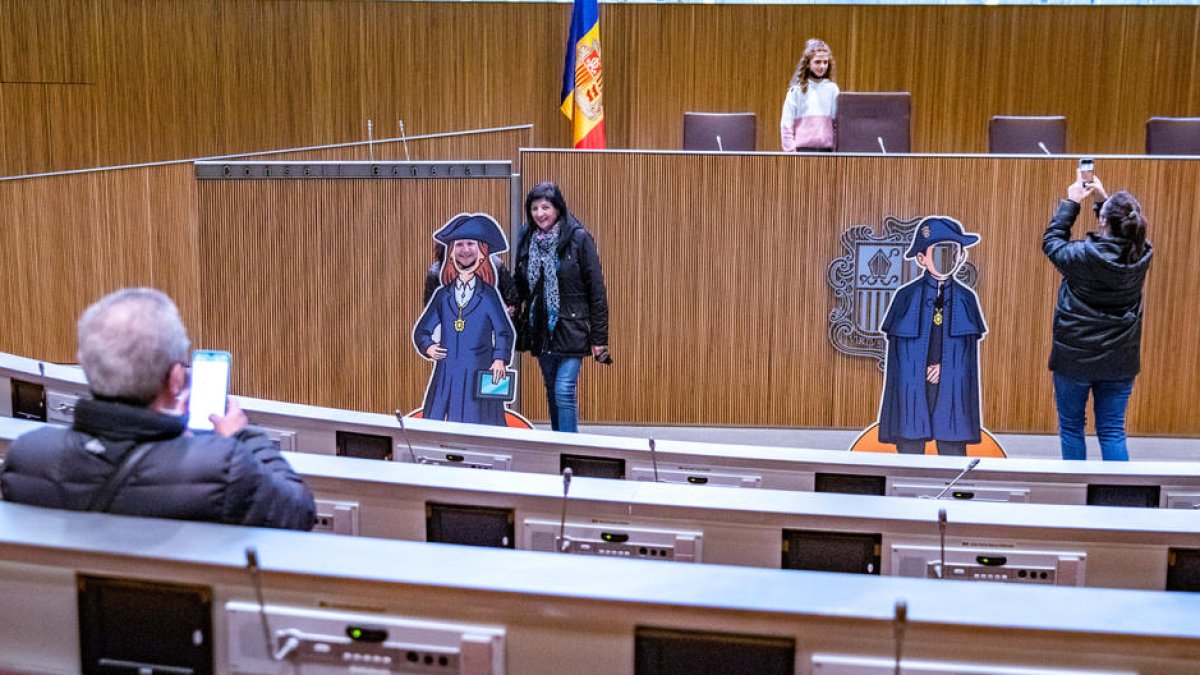 Visitants fent-se fotos a l'hemicicle.