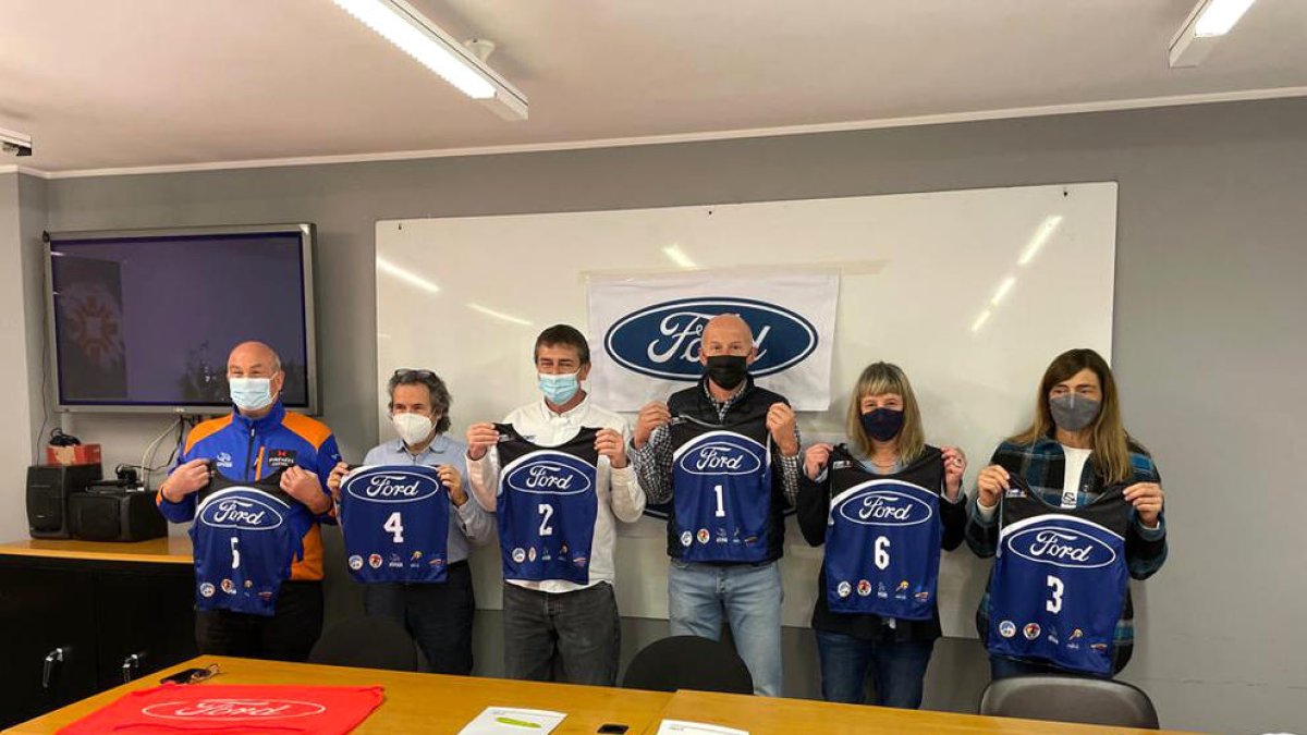 Pepi Pintat i Carles Visa, de la FAE, amb els clubs.