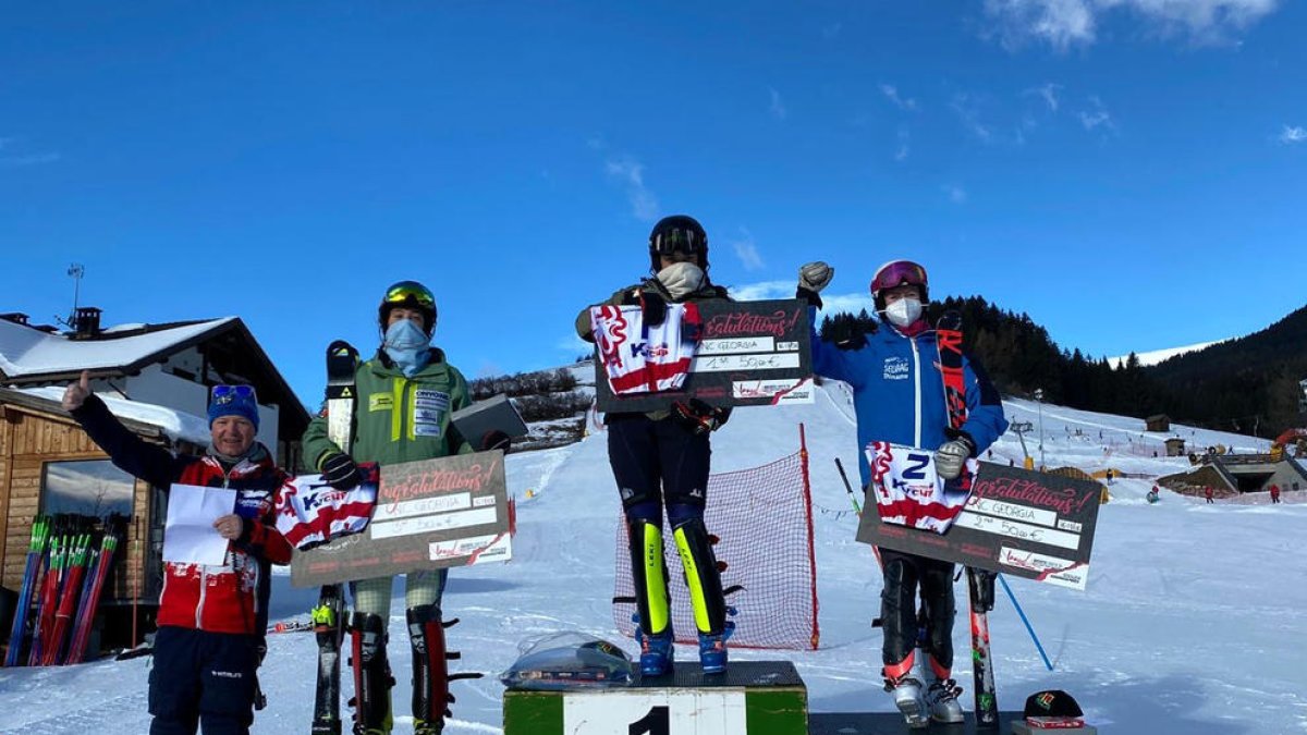 Carla Mijares, a l'esquerra de la imatge i en el tercer calaix del podi, va tornar a la competició amb un gran resultat.