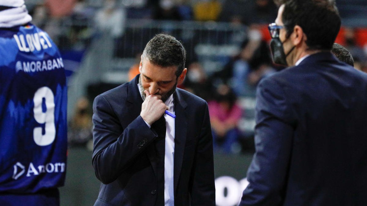 Ibon Navarro, molt pensatiu durant el partit de diumenge contra el Baskonia.