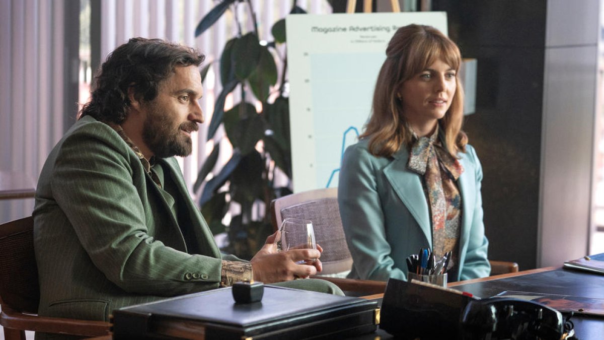 Jake Johnson i Ophelia Lovibond durant una escena de la sèrie 'Minx', ja disponible a HBO Max.