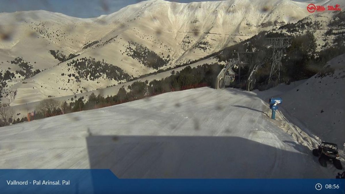 La neu tenyida de marró per la pols sahariana