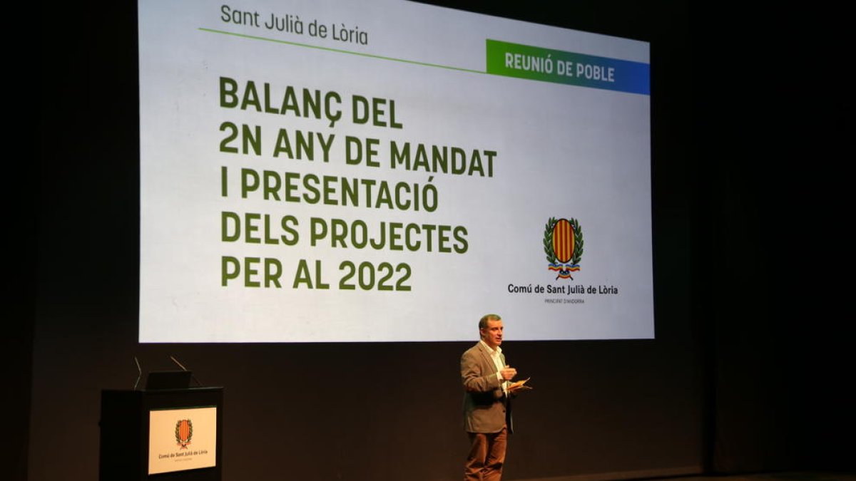 El cònsol major, Josep Majoral durant la reunió al Centre Cultural i de Congressos Lauredià