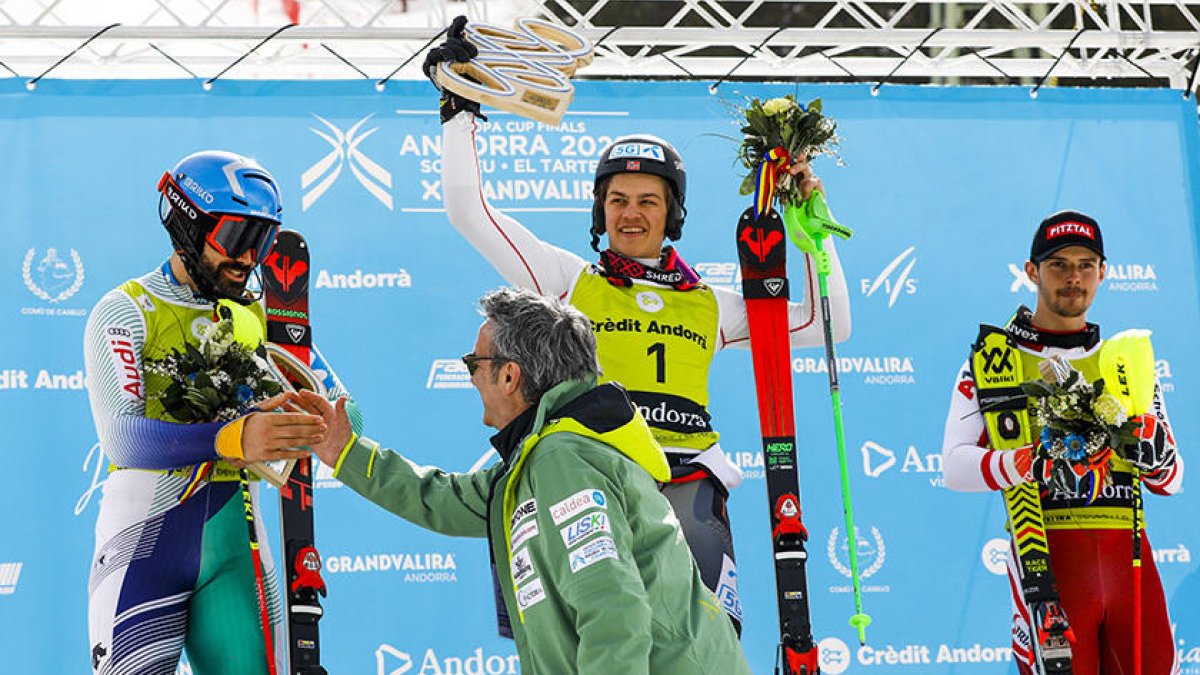 Alexander Steel Olsen rebent el premi de mans del secretari d'Estat Justo Ruiz.