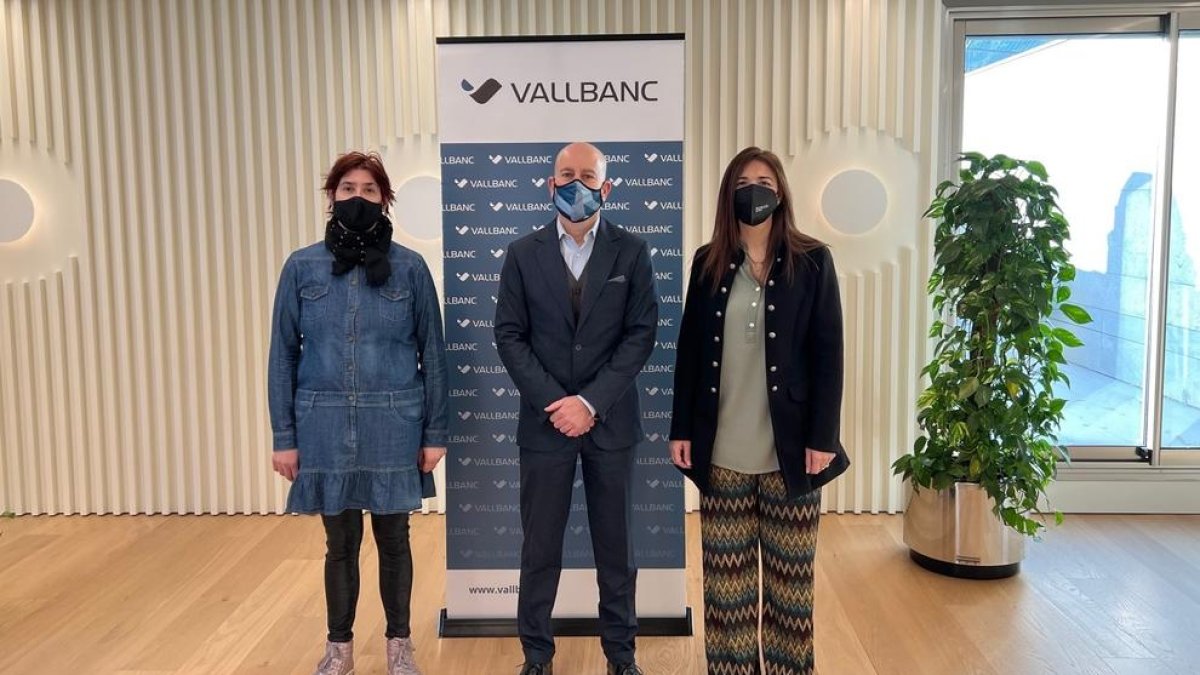 Anna Salas, vocal d'Autea, Sergi Martín, director general de Vall Banc i Claudia Rodríges, presidenta d'ASDA