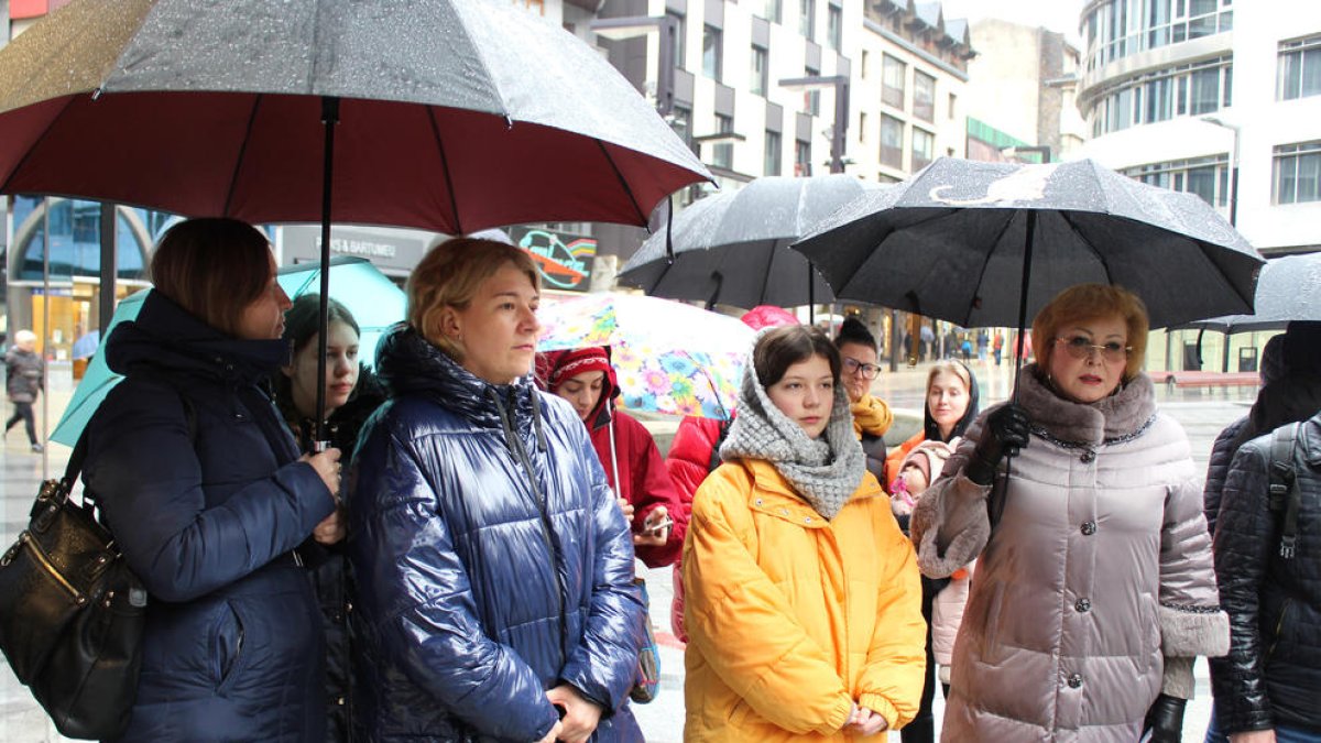 Refugiats ucraïnesos en la concentració d'agraïment de dissabte.