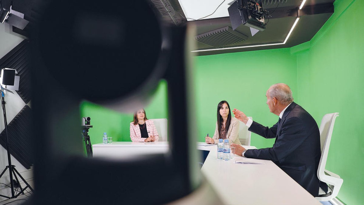 La cònsol major, Rosa Gili, i el conseller de la minoria Miquel Aleix, ahir al plató del Diari.