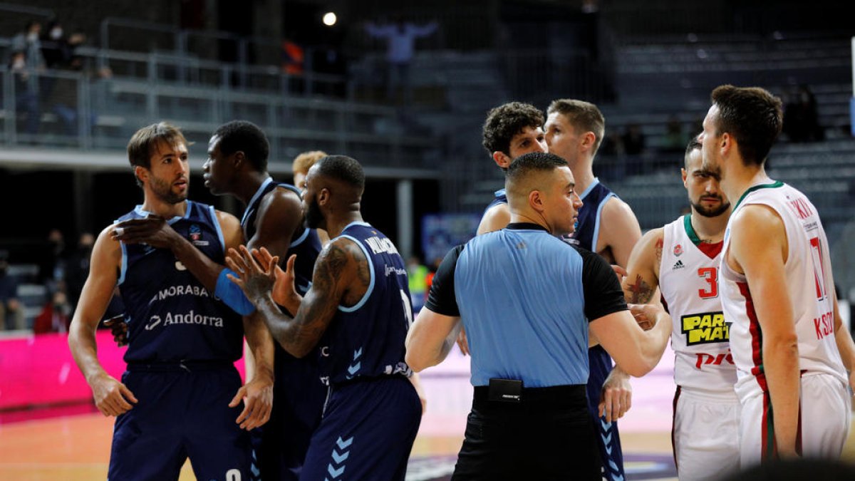 Discussió a la pista entre els jugadors després d'una decisió de l'arbitre.