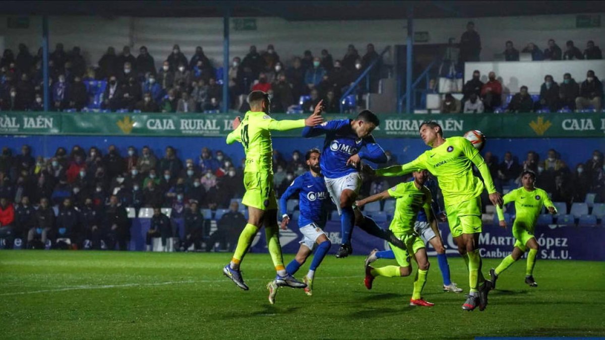 Un instant del partit disputat ahir a Linarejos.