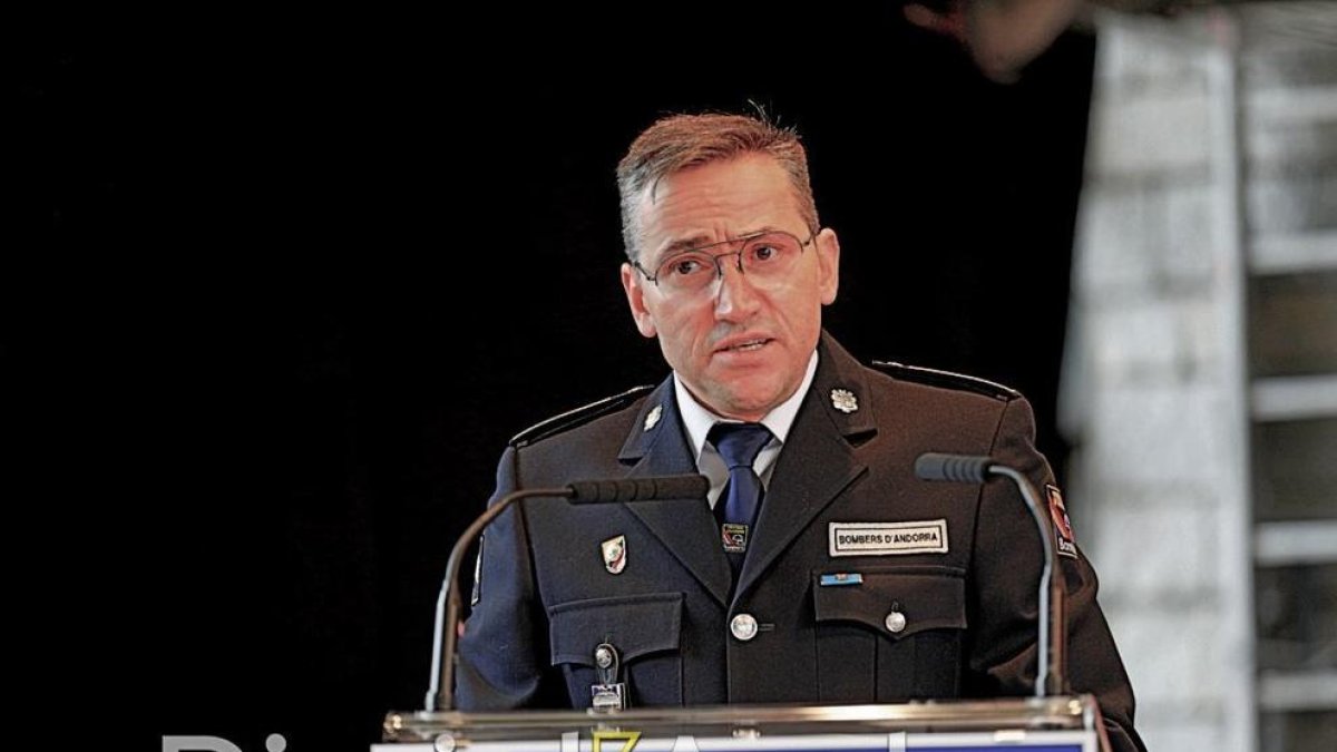 Jordi Farré durant el discurs avui per la celebració del patró de bombers
