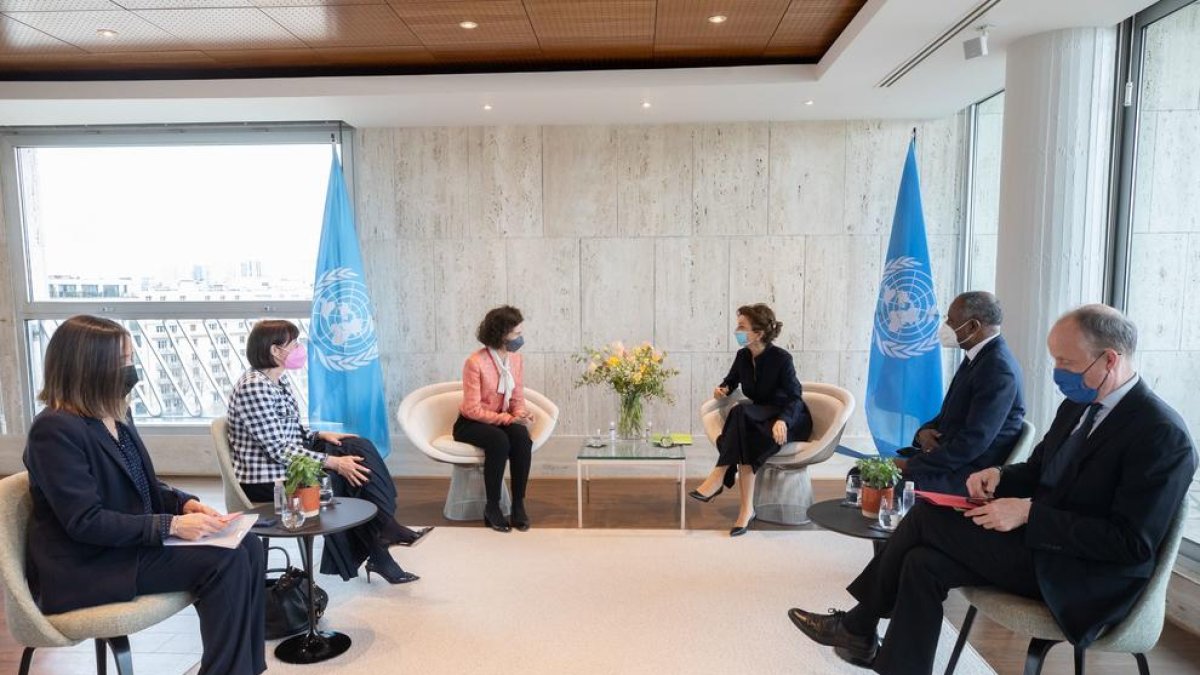 Maria Ubach amb la directora de la Unesco