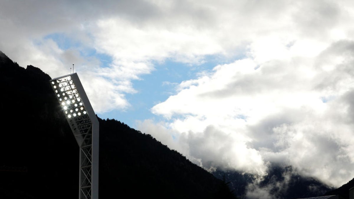 Els focus que il·luminen l'Estadi Nacional.