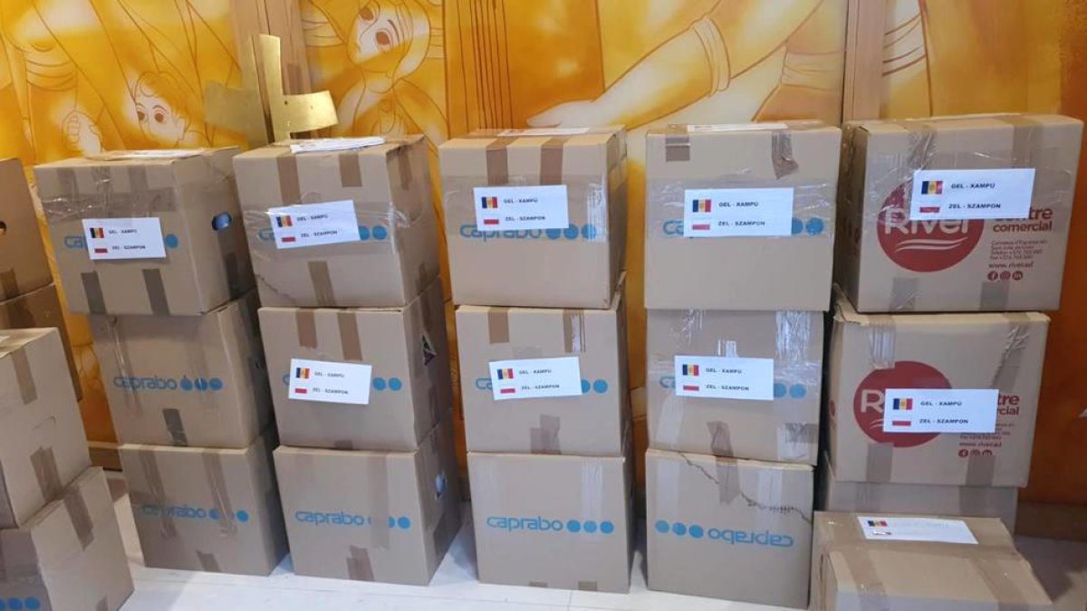 El material empaquetat de les donacions a Càritas de Sant Julià, ahir.