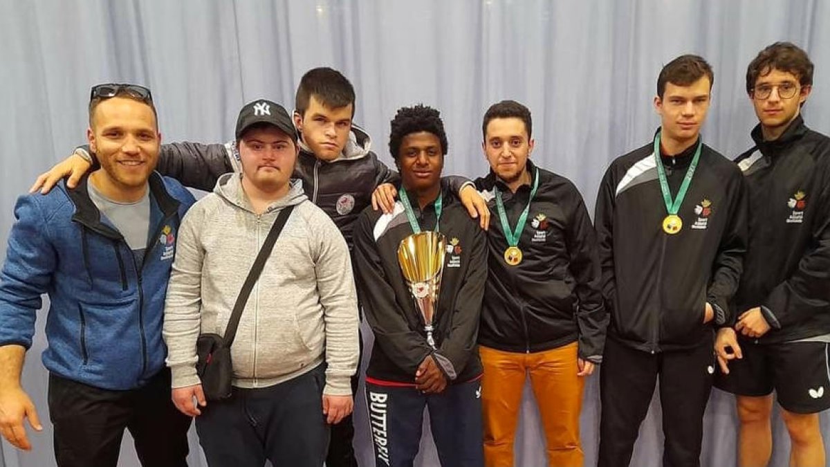 Emili Asensio, a la imatge amb pantalons llargs taronja.