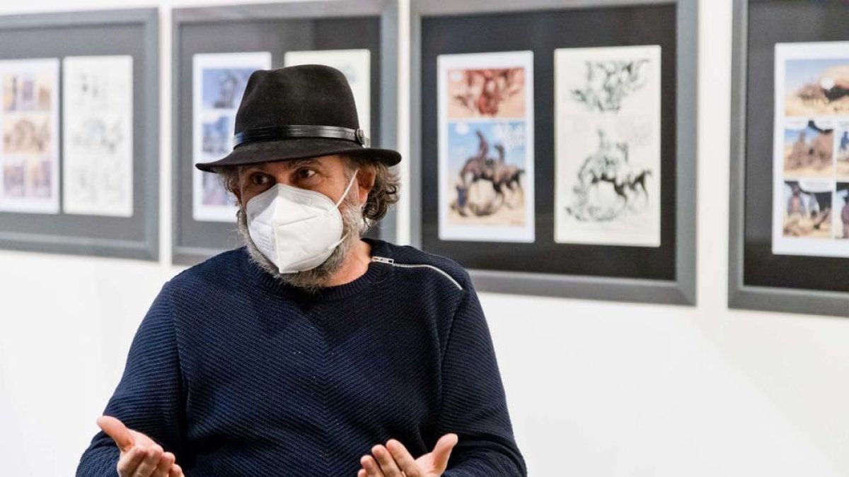 L'artista Joan Mundet inaugurant l'exposició