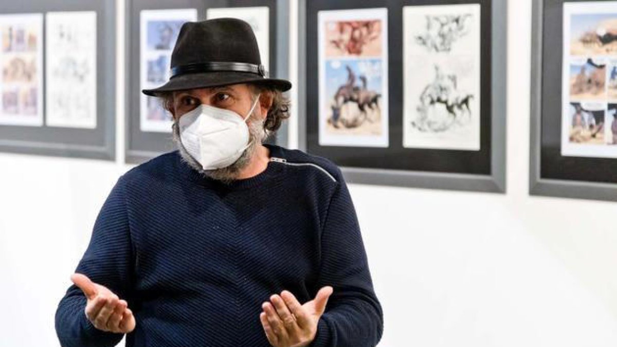 L'artista Joan Mundet inaugurant l'exposició.