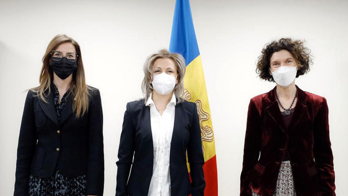 Les ministres Riva i Ubach amb l'ambaixadora.