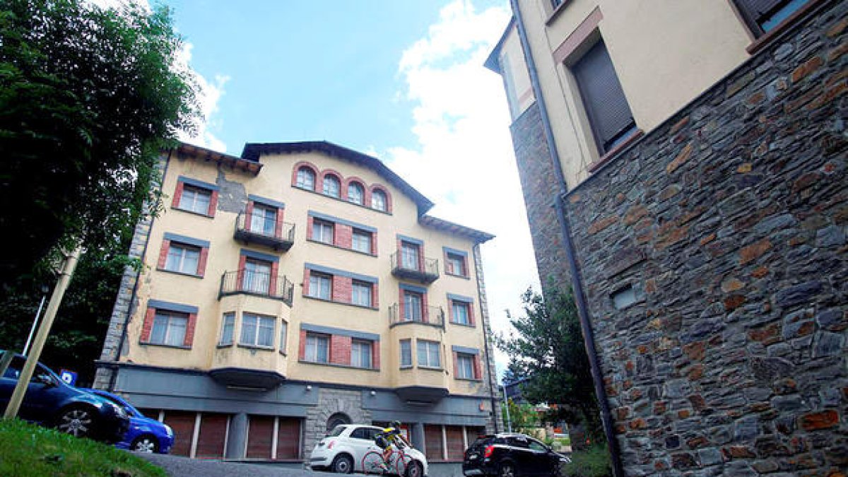 La façana de l'antic hotel Casamanya.