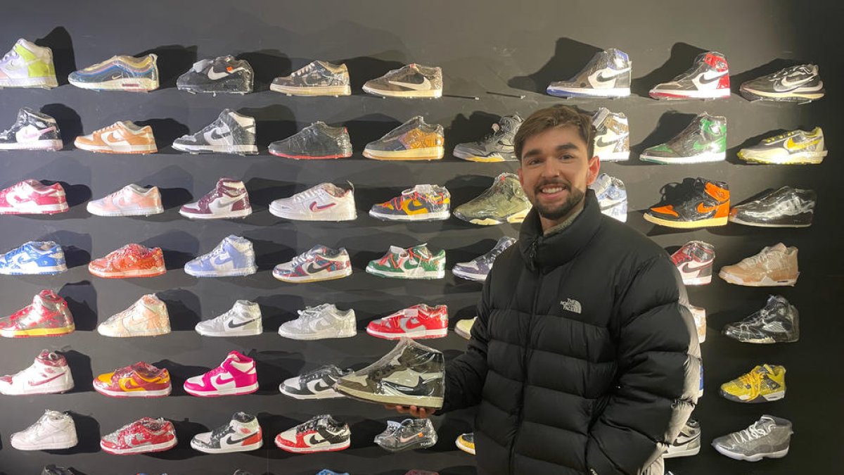 Álvaro Susín subjectant unes vambes model Travis Scott.