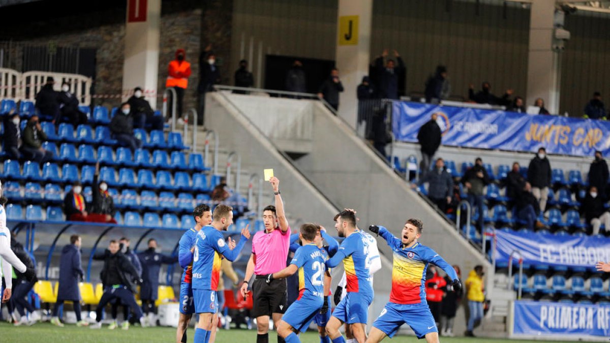 Els jugadors protesten una possible vermella de l'UE Costa Brava.