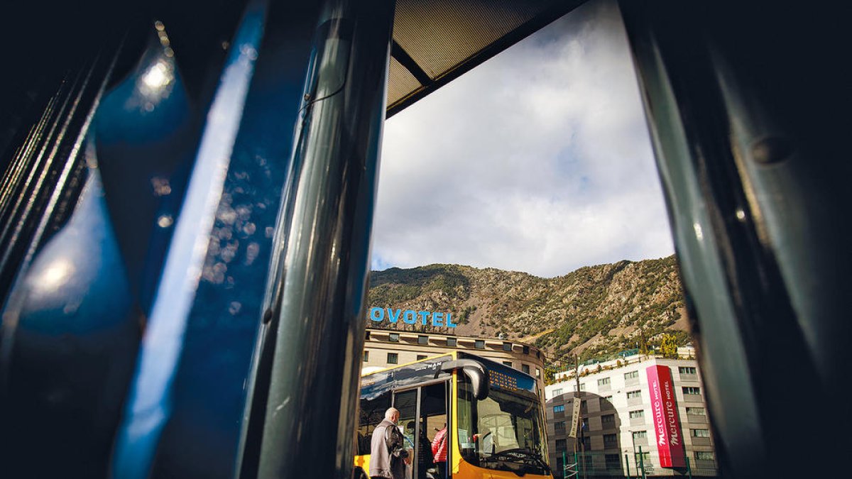 Un autobús s'atura davant de la parada per recollir els seus passatgers.