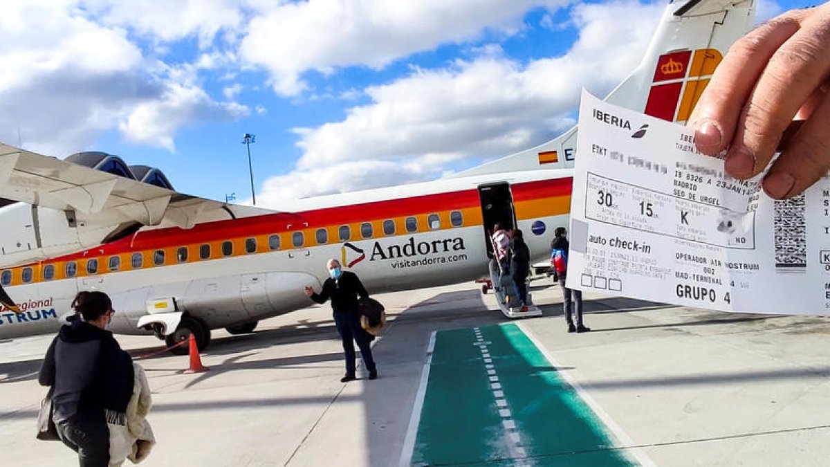 Un passatger mostrant un bitllet de la companyia per volar a la Seu-Andorra.