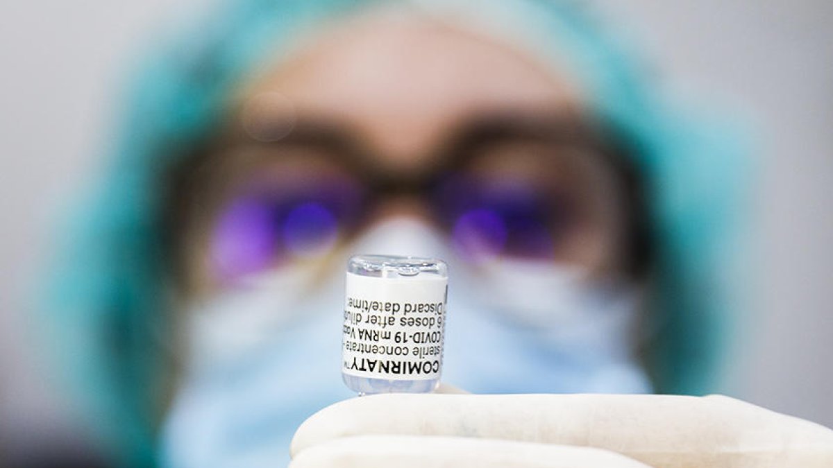 Una sanitària preparant una dosi de la vacuna contra la covid-19.