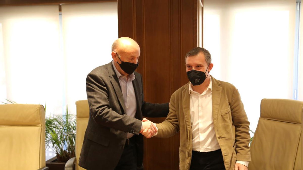 Mas i Majoral, ahir al migdia, després de signar el conveni.