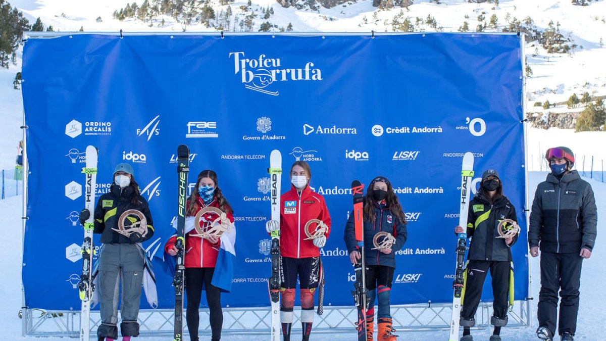 El podi del gegant sub 16 femení amb Lia Escabrós i Emma Ledesma.