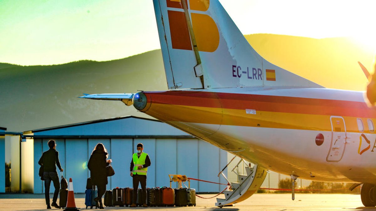 Passatgers d'Air Nostrum facturant l'equipatge a l'aeroport de la Seu.