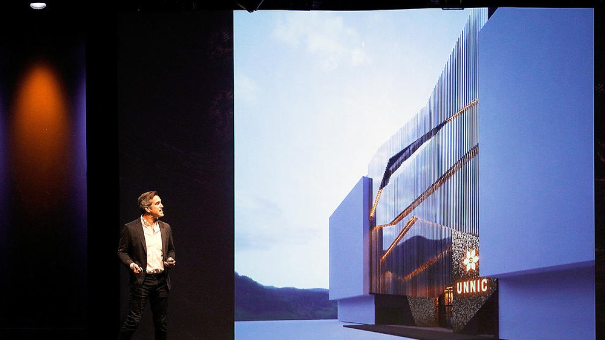 L'arquitecte Manuel Clavel durant la presentació d'Unnic al Centre de Congressos.