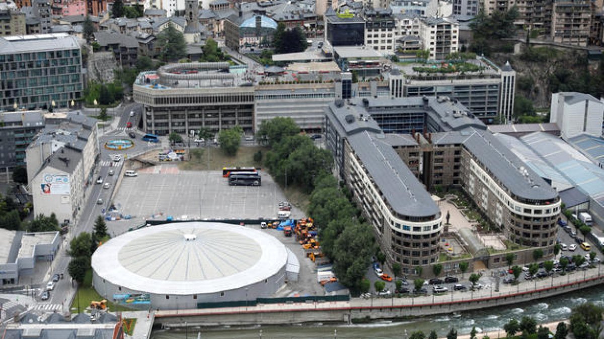 En un inici havia de situar-se a la plaça de braus.