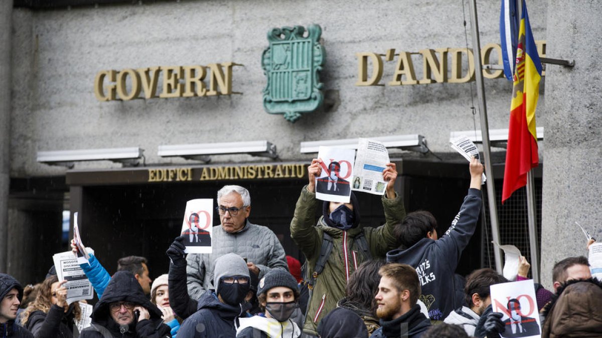 ANTIVACUNES ANTI PASSAPORT SANITARI DAVANT DE GOVERN