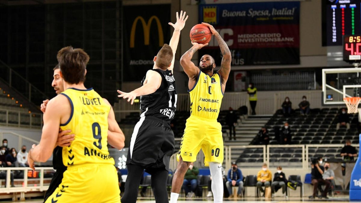 Codi Miller-McIntyre llançant a cistella.