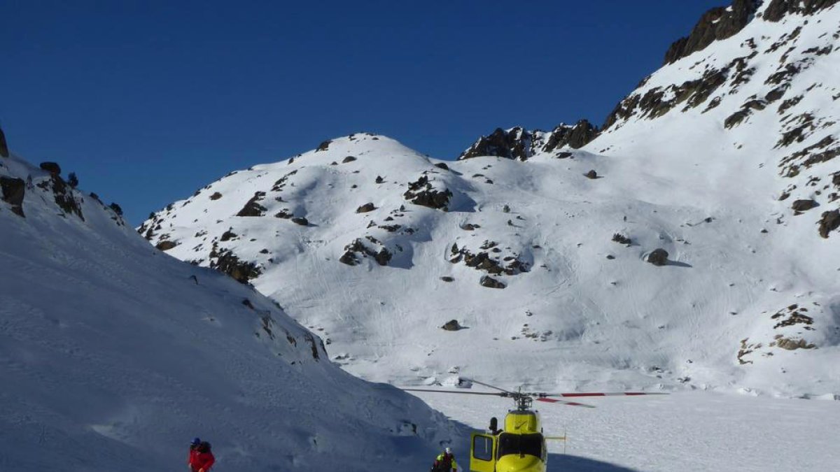 L'helicòpter va evacuar l'accidentat.