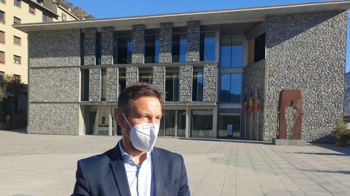 López fent les declaracions fora del Consell General