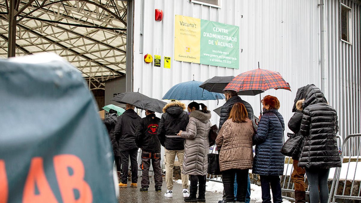 El centre de vacunació es trasllada de l'antiga plaça de braus a l'hospital de Meritxell.