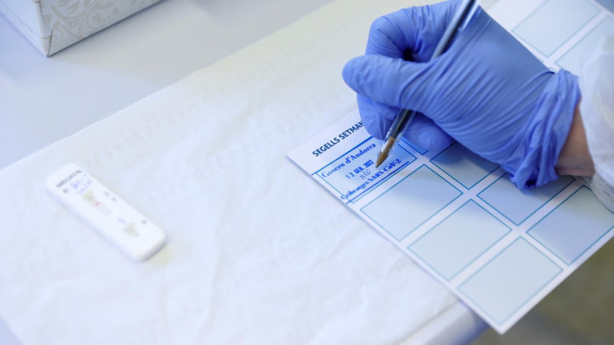 Un test d'antígens negatiu realitzat en una escola.