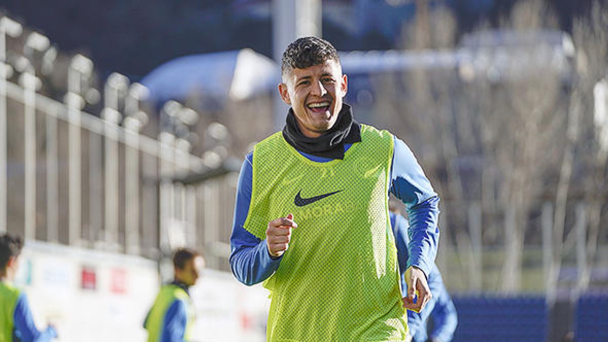 Un dels capitans, Rubén Bover, en un moment de la sessió d'entrenament ahir a l'Estadi Nacional.