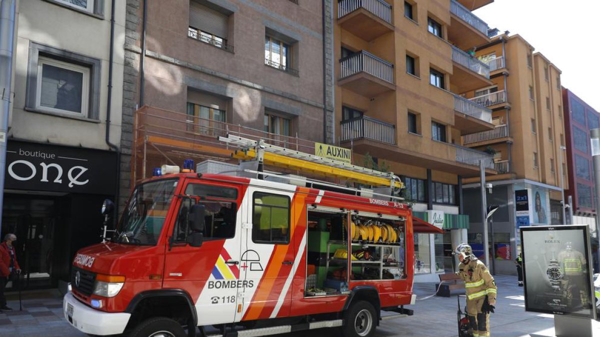 Petit incendi en un edifici de l'avinguda Carlemany