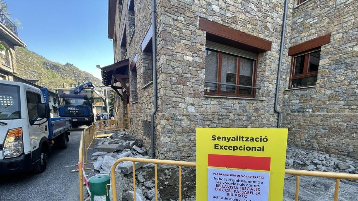 Primeres actuacions al carrer Bellavista i a la passarel·la d'accés del carrer Riu Aixec