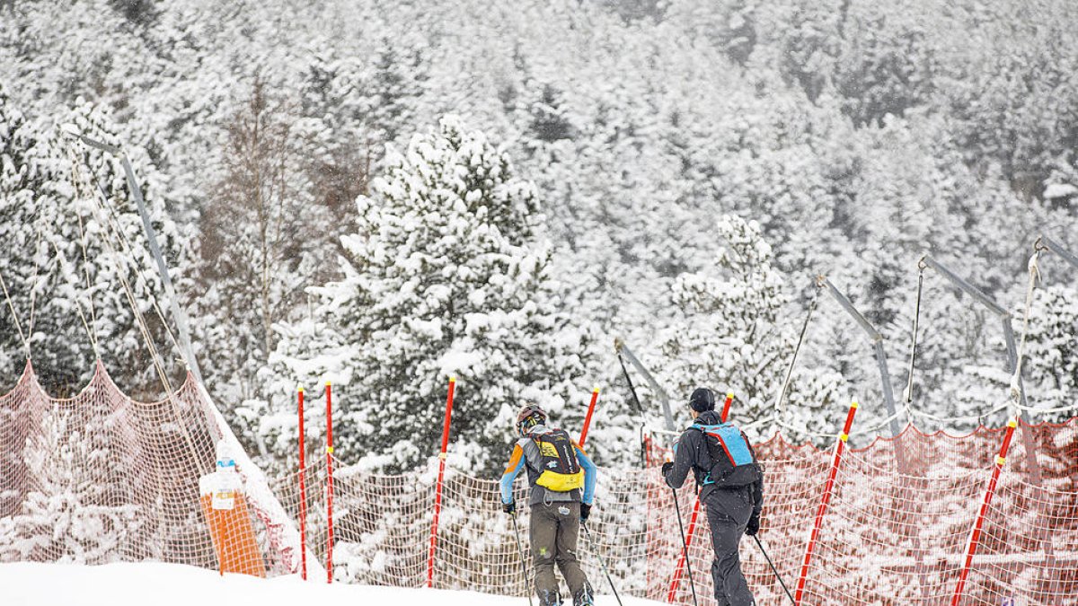 Practicants d'esquí de muntanya en una zona que pertany a l'estació d'esquí.
