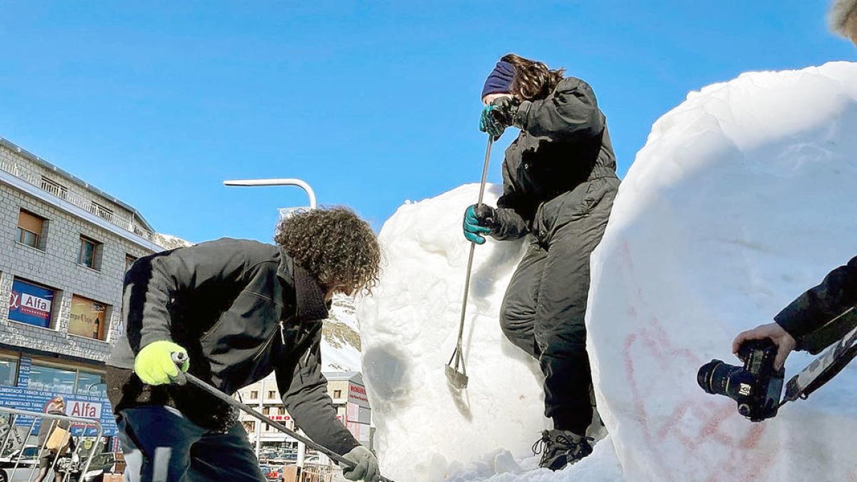 Els artistes donant forma al pop de neu, ahir.