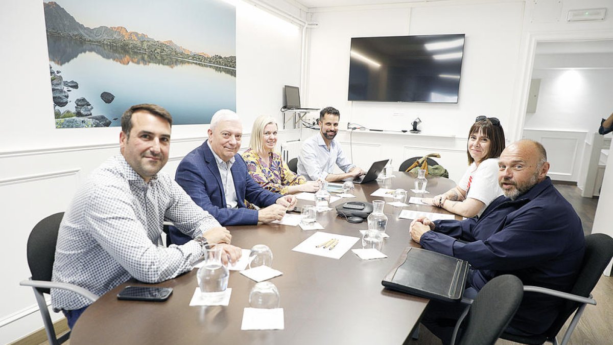 La patronal i els sindicats es van reunir ahir per apropar posicions.